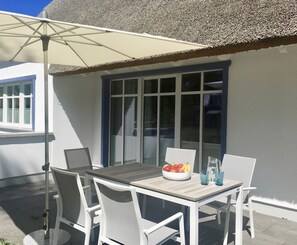 Outdoor dining - Exclusive vacation home with large sauna area and cozy modern furnishings (Born am Darß)