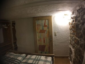 1 habitación, tabla de planchar con plancha, wifi gratis y ropa de cama 
