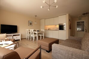 TV, DVD player, books, video library - Comfortable apartment for up to 5 persons - 3 rooms, in top location, with free parking lot (Borkum)