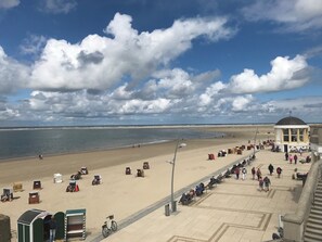 Beach nearby - Comfortable apartment for up to 5 persons - 3 rooms, in top location, with free parking lot (Borkum)