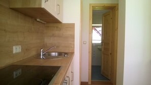 Een koelkast, een oven, een kinderstoel