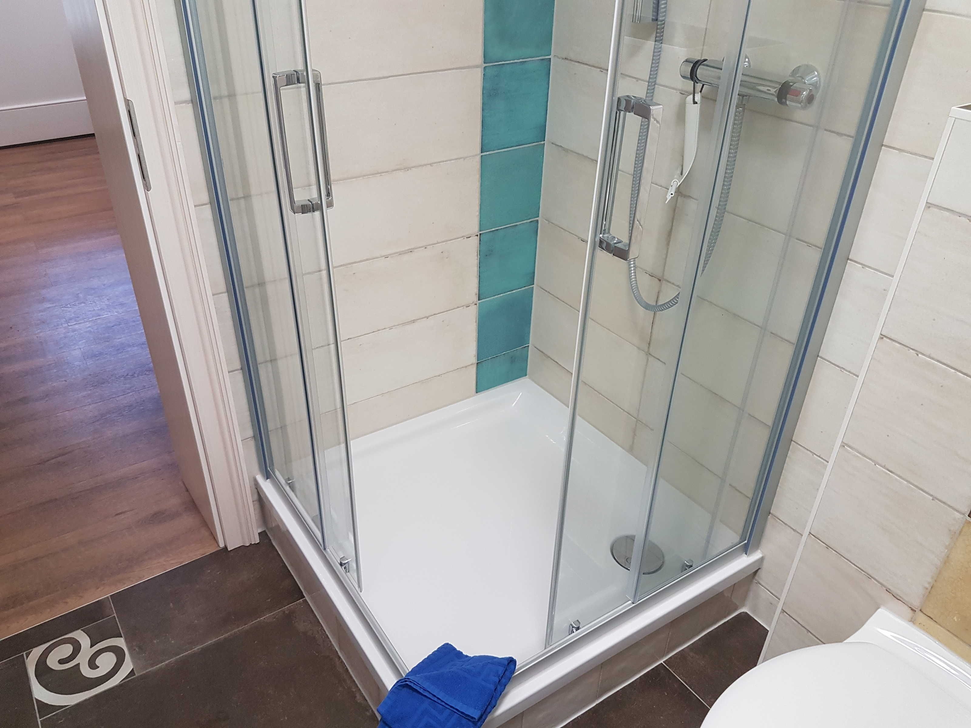 Dusche, Haartrockner, Handtücher