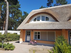 Exterior - Apartment Leonie EG - Thatched Cottage right on the beach (Karlshagen)