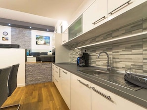 Fridge, microwave, stovetop, dishwasher