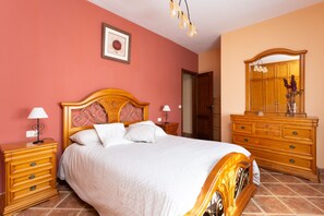 3 bedrooms, iron/ironing board, free WiFi, bed sheets
