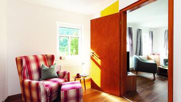 Smart TV, DVD player, books, stereo