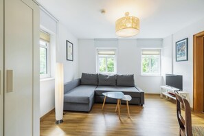 Smart-tv, dvd-spelare, böcker och en stereo