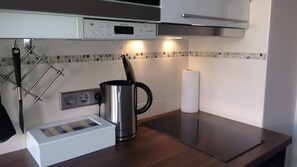 ثلاجة، ميكروويف، فرن، موقد طهي مسطح