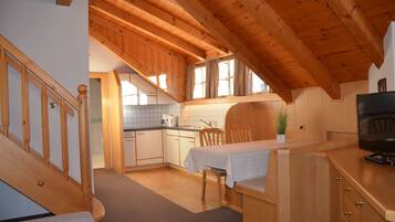 Kylskåp, diskmaskin, kaffe- och tebryggare och vattenkokare