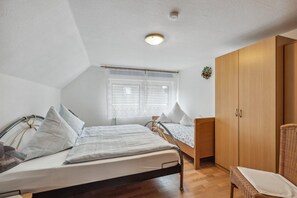 2 bedrooms, iron/ironing board, free internet