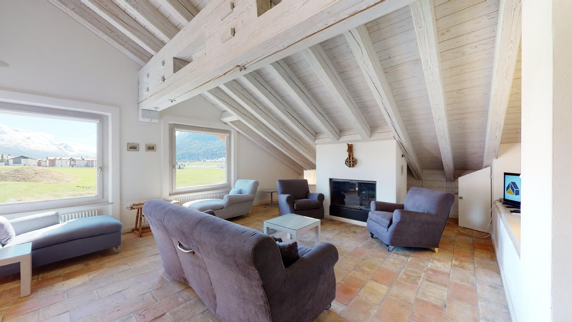 تلفزيون، مدفأة، ستيريو