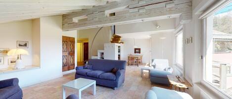TV, fireplace, stereo