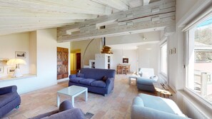 TV, fireplace, stereo