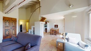 Fernseher, Kamin, Stereoanlage