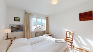 2 bedrooms, desk, WiFi, bed sheets