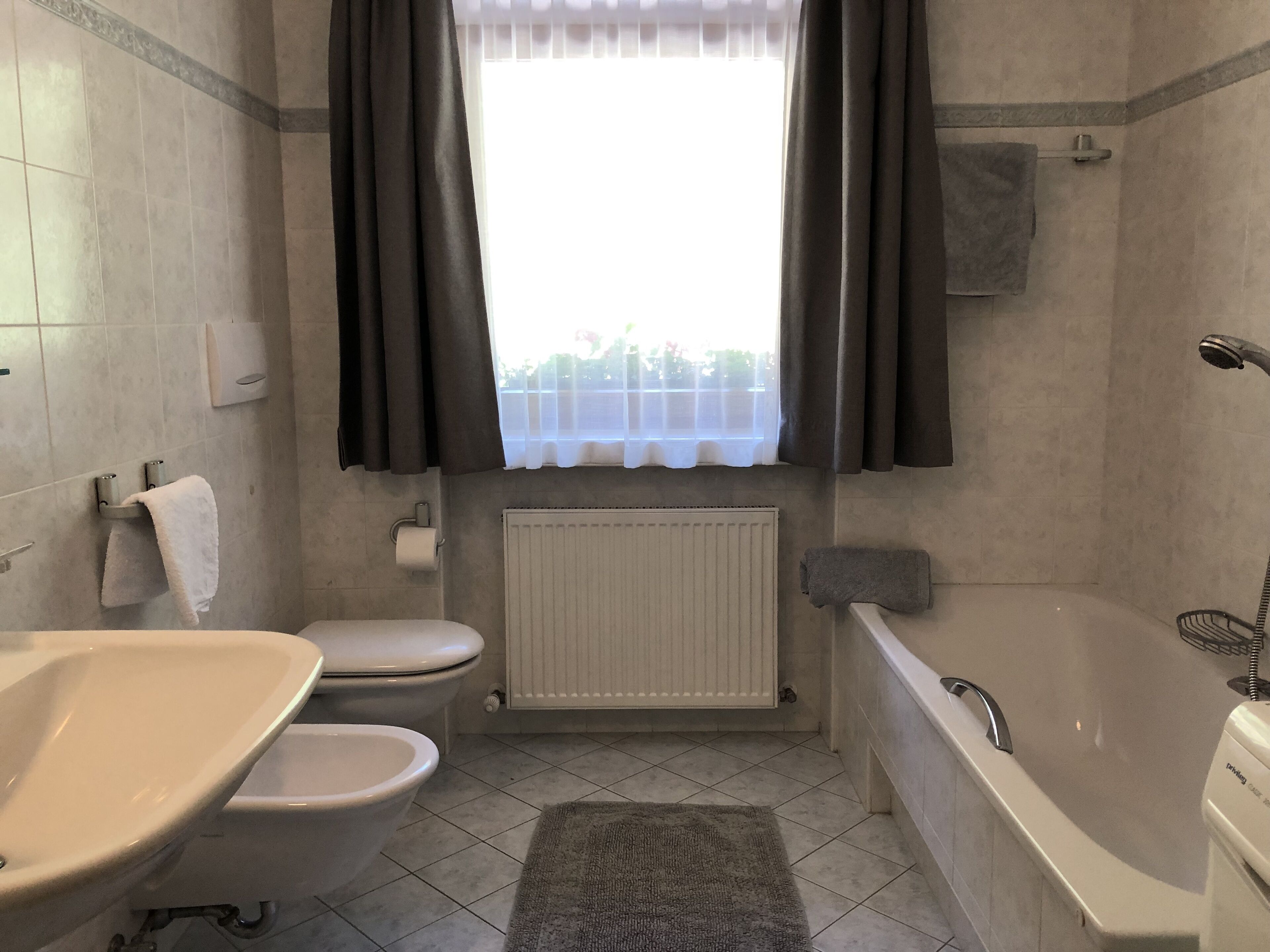 浴缸、風筒、坐浴桶、提供毛巾