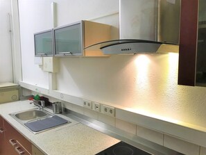 ثلاجة، ميكروويف، فرن، موقد طهي مسطح