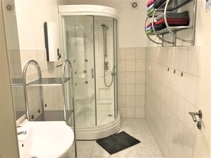 Dusche, Haartrockner, Handtücher, Seife