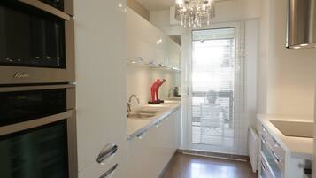 Réfrigérateur, micro-ondes, four, plaque de cuisson