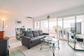 テレビ、DVD プレーヤー、書庫、ステレオ