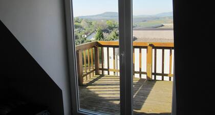 Atelierloft mit "toskanischem" Blick in die Vordereifel; Nähe Laacher See