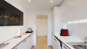 Réfrigérateur, four, plaque de cuisson, lave-vaisselle