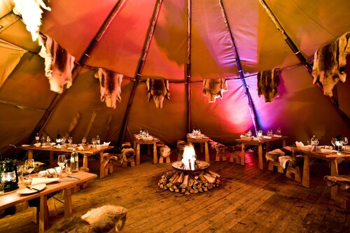 Cozy evenings in the log cabin, by the fireplace and in the wood-fired Finnish sauna