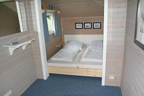 2 bedrooms, travel cot, WiFi