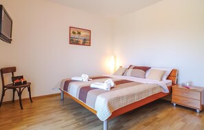 4 bedrooms, in-room safe, free WiFi, bed sheets