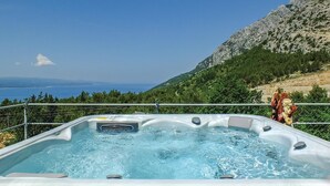 A hot tub with a clear view of the sea and a mountainous landscape. - Amazing home in Bast with house a panoramic view (Bast)