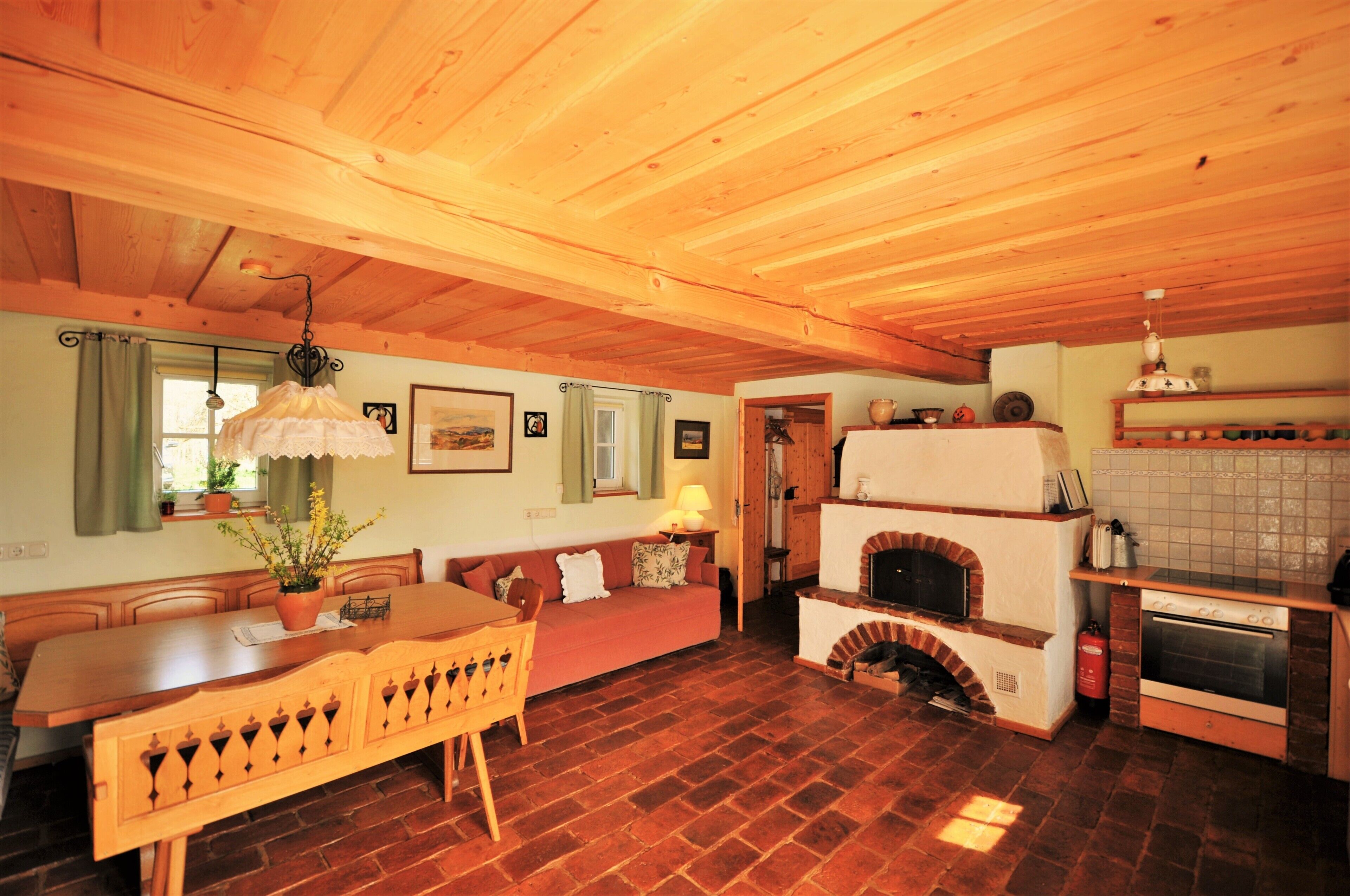 Fernseher, Kamin, Tischtennisplatte, Bücher