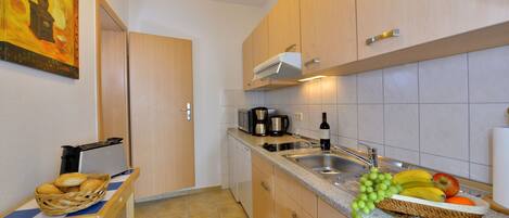 Kühlschrank, Mikrowelle, Ofen, Herdplatte