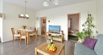 Geräumige stilvolle Ferienwohnung in idyllischer Hafenstadt direkt an der Ostsee
