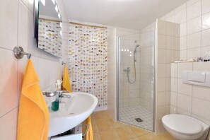 Chuveiro, secador de cabelo, papel higiênico