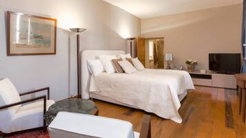 5 bedrooms, iron/ironing board, WiFi, bed sheets