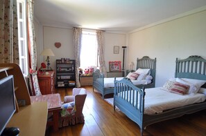 5 slaapkamers, een strijkplank/strijkijzer, wifi, beddengoed