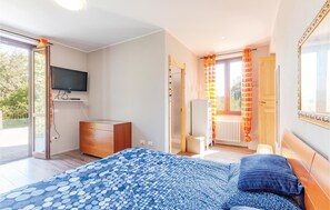 5 bedrooms, travel cot, free WiFi