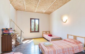 5 bedrooms, travel cot, free WiFi - Gorgeous home in Incisa Scapaccino (AT) (Incisa Scapaccino (AT))