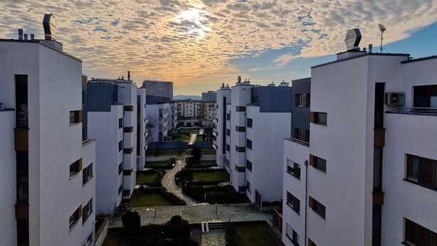 A modern apartment complex with a central courtyard, featuring a symmetrical layout with multiple buildings on either side. - 1-room apartment WO13C - Platan (WO13C) (Swinoujscie)