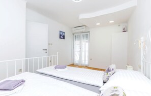 3 bedrooms, in-room safe, travel cot, free WiFi