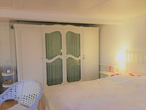 2 habitaciones, escritorio, tabla de planchar con plancha y wifi gratis