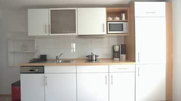 Réfrigérateur, micro-ondes, plaque de cuisson, lave-vaisselle