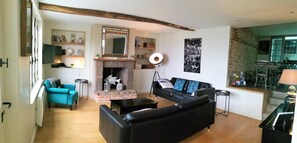 Smart TV, fireplace, DVD player, books