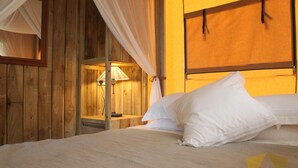 A wooden room with a bed, white bedding, and a lamp. - Cottage 5p comfort in beautiful area with pool (le buisson de cadouin)