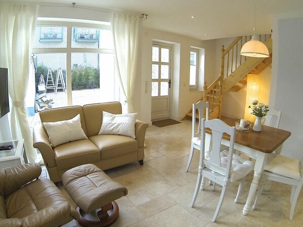 Apartment, 2 Bedrooms (Stüürboord Including Cleaning Fee 99€) | Living area | Smart TV - Gästhuus - Urlaub aan de Ostsee (Timmendorfer Strand)