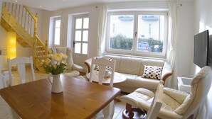 Apartment, 2 Bedrooms (Backboord Including Cleaning Fee 99€) | Living area | Smart TV - Gästhuus - Urlaub aan de Ostsee (Timmendorfer Strand)