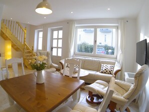 Apartment, 2 Schlafzimmer (Backboord Including Cleaning Fee 99€) | Wohnbereich | Smart-TV