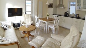 Apartment, 2 Bedrooms (Stüürboord Including Cleaning Fee 99€) | In-room dining - Gästhuus - Urlaub aan de Ostsee (Timmendorfer Strand)
