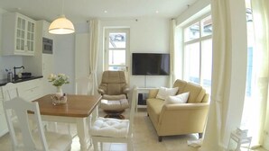 Apartment, 2 Bedrooms (Stüürboord Including Cleaning Fee 99€) | Living room | Smart TV - Gästhuus - Urlaub aan de Ostsee (Timmendorfer Strand)