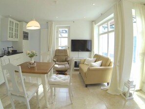 Apartment, 2 Schlafzimmer (Stüürboord Including Cleaning Fee 99€) | Wohnzimmer | Smart-TV